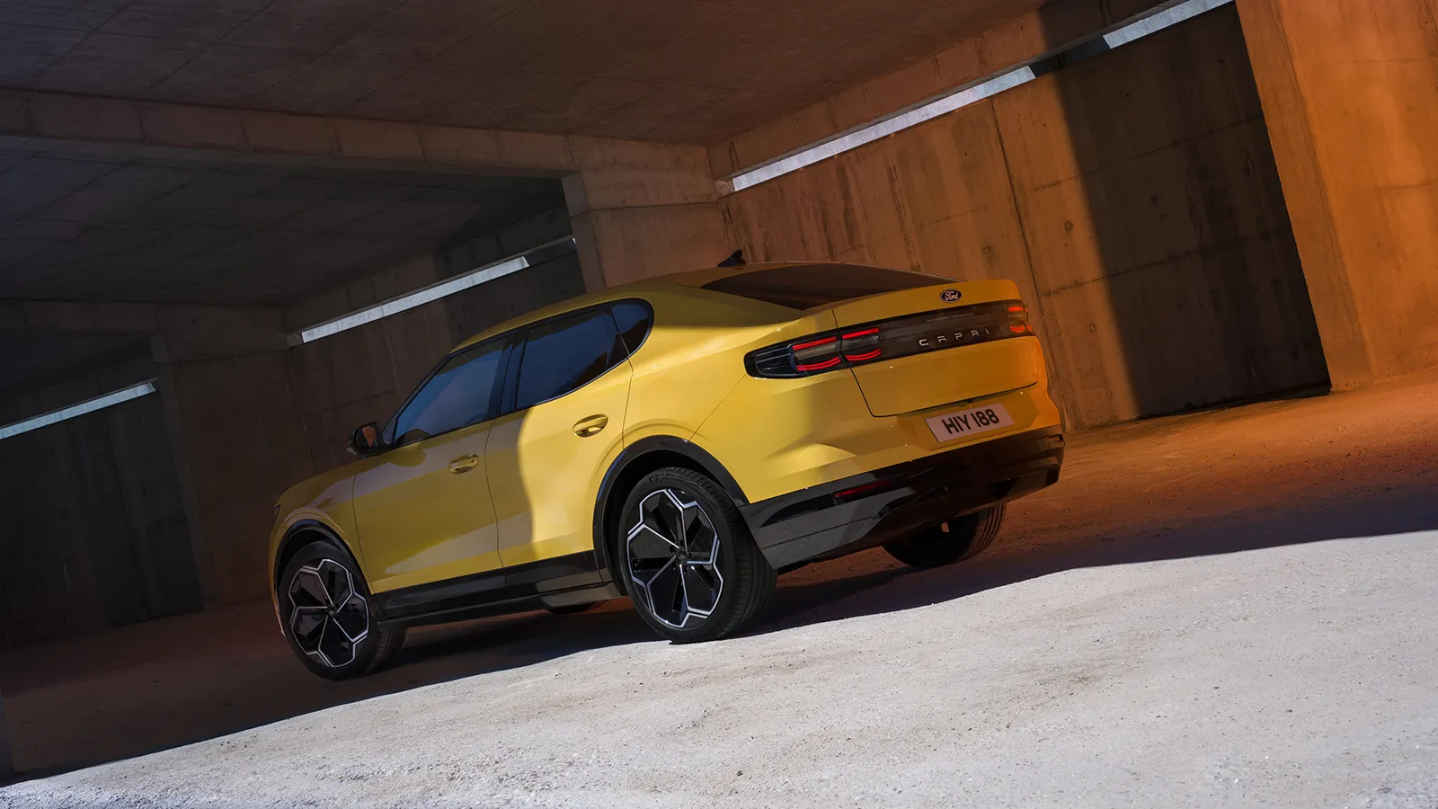 Sarı Ford Capri arkadan üç çeyrek görünüm