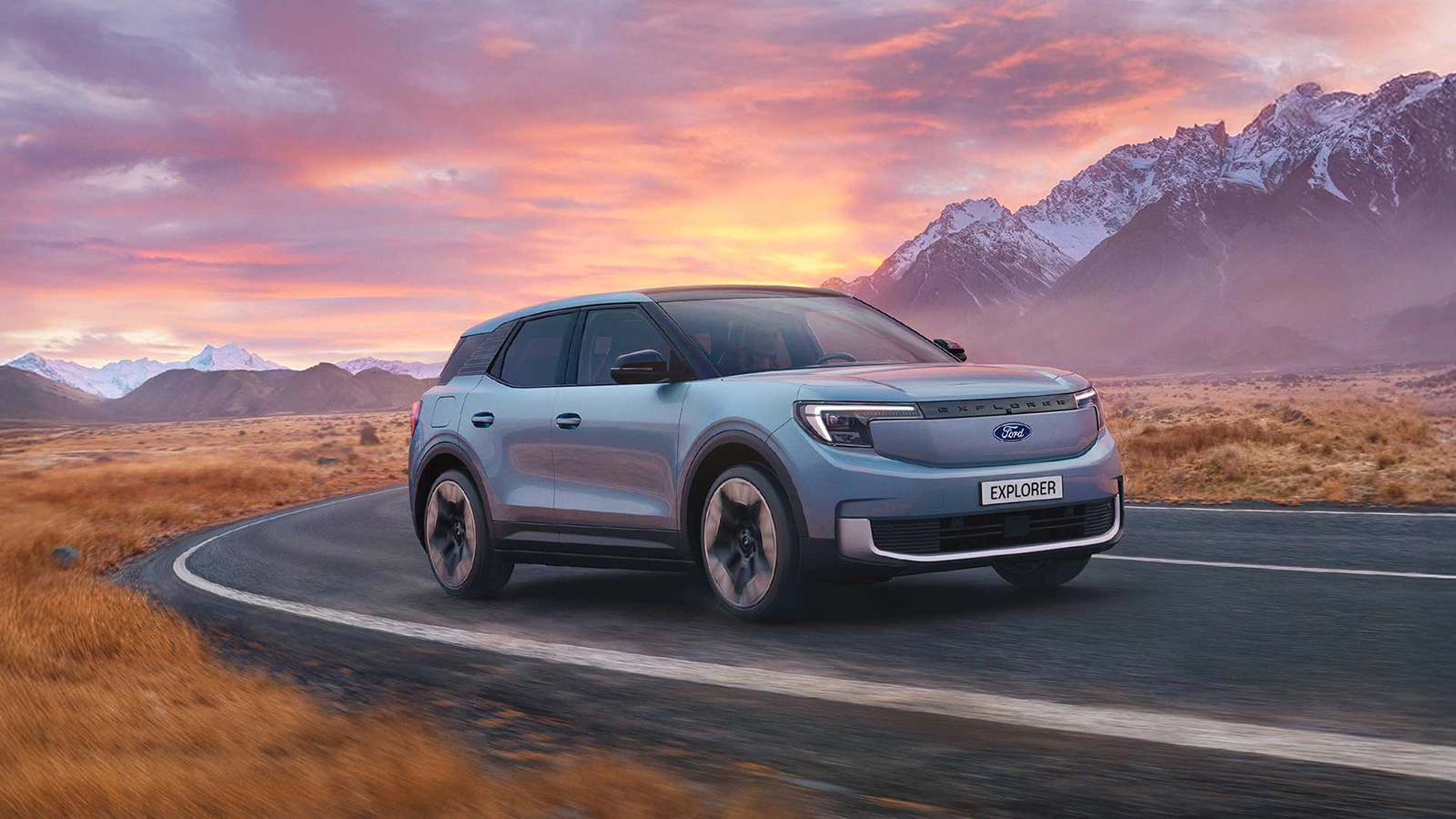 Dağ yolunda elektrikli Ford Explorer