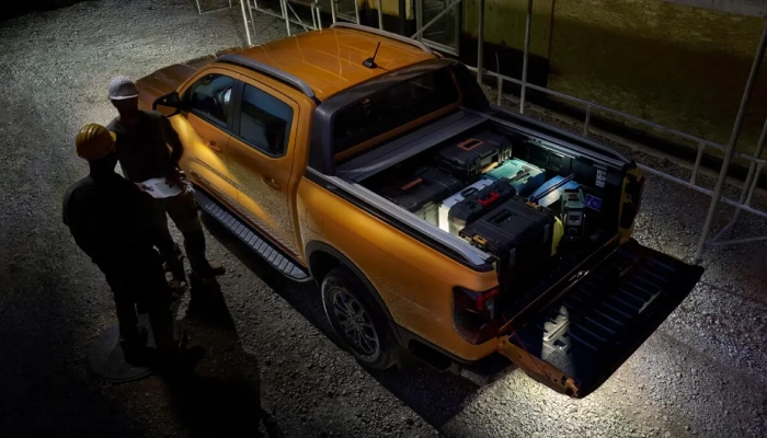 Gece çalışma sahasında yük alanı aydınlatılan Ford Ranger