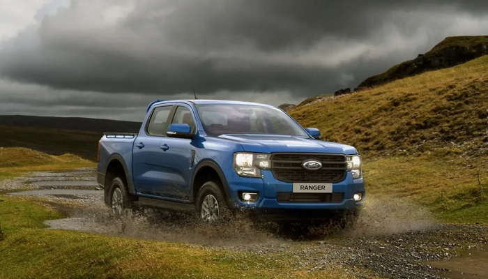 Zorlu arazi ve su geçişinde mavi Ford Ranger